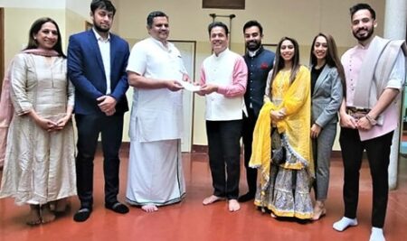 Dr. Mohan Manghnani, Chairman of New Horizon Educational Institutions, presented a cheque of Rs.5 Crores towards the Ram Mandir Trust